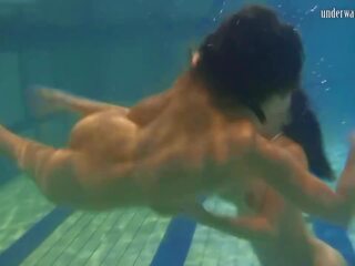 Menonton bagaimana cantik mereka adalah telanjang dalam yang berenang kolam