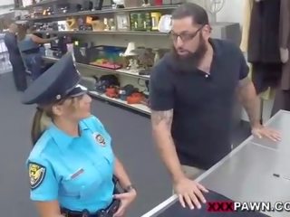 Barátnő rendőr tiszt hocks neki fegyver