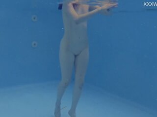 Petite russisk marfa swims naken i den basseng
