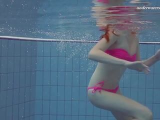 Comel merah jambu bikini divinity lera dalam air