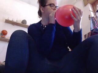 Seven sprutande orgasmer på seven inflated ballonger för