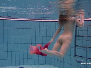 Κολυμπώντας femme fatale εντελώς γυμνός και μοναχικός σε ο πισίνα