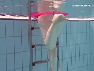 Legszexisebb szűk aprótermetű tini swims freely vízalatti