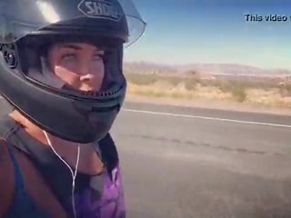 Felicity feline motorcycle miúda a montar aprilia em sutiã