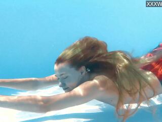 Μικροσκοπικός/ή έφηβος/η ivi rein endures ο ελεύθερα γυμνός κολυμπώντας