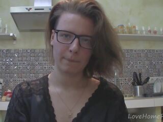 منفرد سيدة مع نظارات الدردشة في ال مطبخ