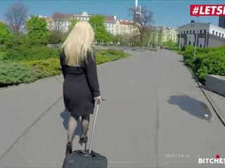 Letsdoeit - adoleshent bjonde turist rides një masiv putz gjatë të saj udhëtim