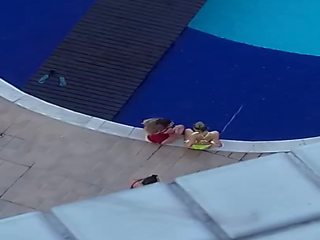 3 ženske pri na bazen non-nude - del ii, umazano posnetek 4b