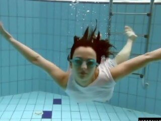 Vera sárgaréz nedves és szenvedélyes -ban a úszás medence