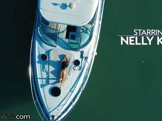 Nelly kent rumpa kärleksfull på en båt -21naturals