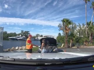 Roadside - kaakit-akit latina tinedyer fucked sa pamamagitan ng roadside assistance