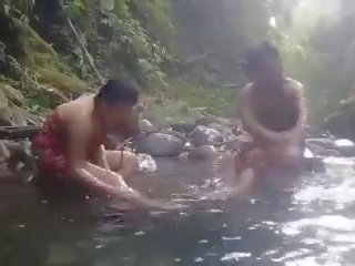 Süß mädchen mit bad draußen, kostenlos dreckig video 6d