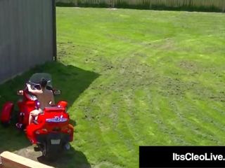 Sauvage webcammer son cleo mounts une tractor & une gode!
