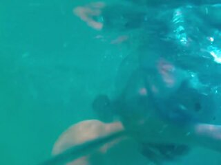 Κολυμπώντας πισίνα γυμνός έφηβος/η rusalka παίρνει καυλωμένος/η