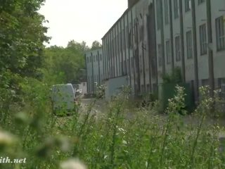 ה lair. jeny smith הולך עירום ב an abandoned factory!