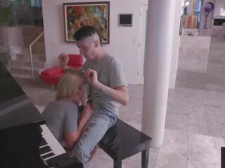 Randy доведен син получава мама към майната му по време на негов пиано практика възрастен филм клипове