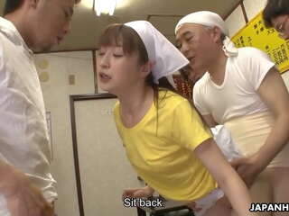 Sedusive ญี่ปุ่น พนักงานเสิร์ฟหญิง asuka ได้รับ gangbanged และ creampied ใน สาธารณะ
