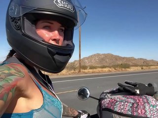 Felicity feline kalërim në aprilia tuono motorcycle