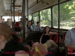 Slavernij blondine anaal geneukt in publiek bus vol van vreemden