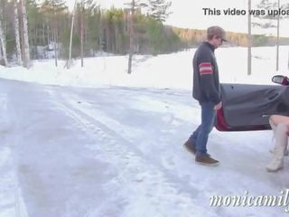 Monicamilf s αμάξι breakdown σε ο νορβηγικό winter