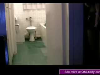 Černý afričan volání dívka streetwalker v prdeli stojící v koupelna s trdlo připojenými opčními výstřel