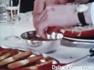 Wintaž kirli clip 1960s - saçly full-blown brunet - table for three