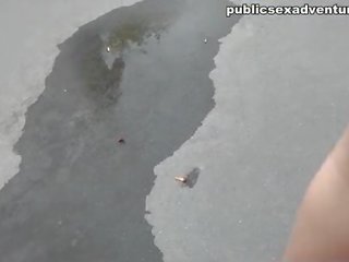Cock-hungry bruneta în public xxx clamă