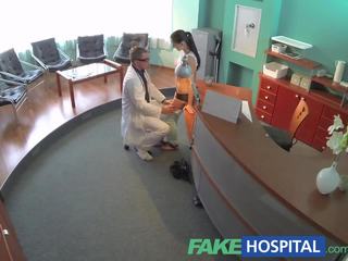 Fakehospital captivating المريض انحنى خلال ال receptionists مكتب و مارس الجنس من خلف