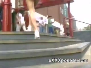 Filming w górę za długonogi rudzielce spódniczka w publiczne
