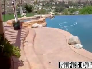 Mofos - drone 獵人 - (alison 泰勒) - 池畔 敲打